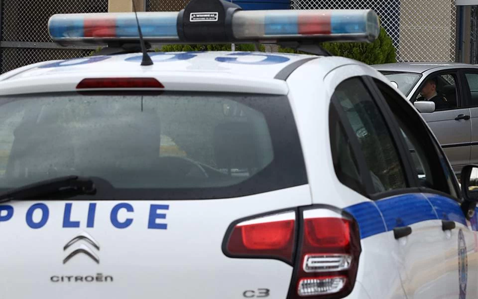 Αγνωστοι έγραψαν συνθήματα έξω από το σπίτι του Αμερικανού Πρέσβη – Προσήχθησαν 30 άτομα